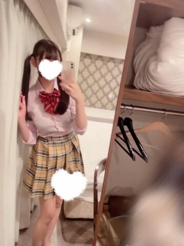 スカートめくれてる